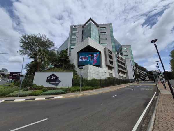 736  m² Commercial space