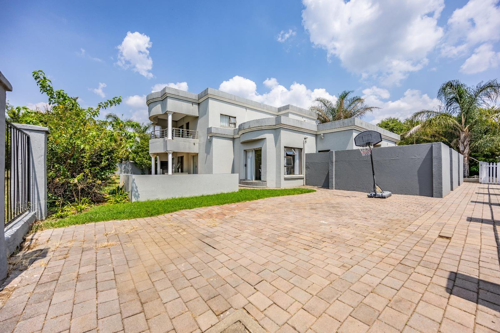 4 Bedroom Townhouse in Silver Lakes Golf Estate