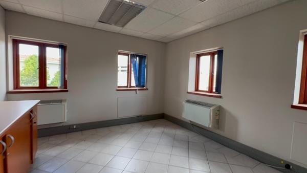 890 m² Office Space