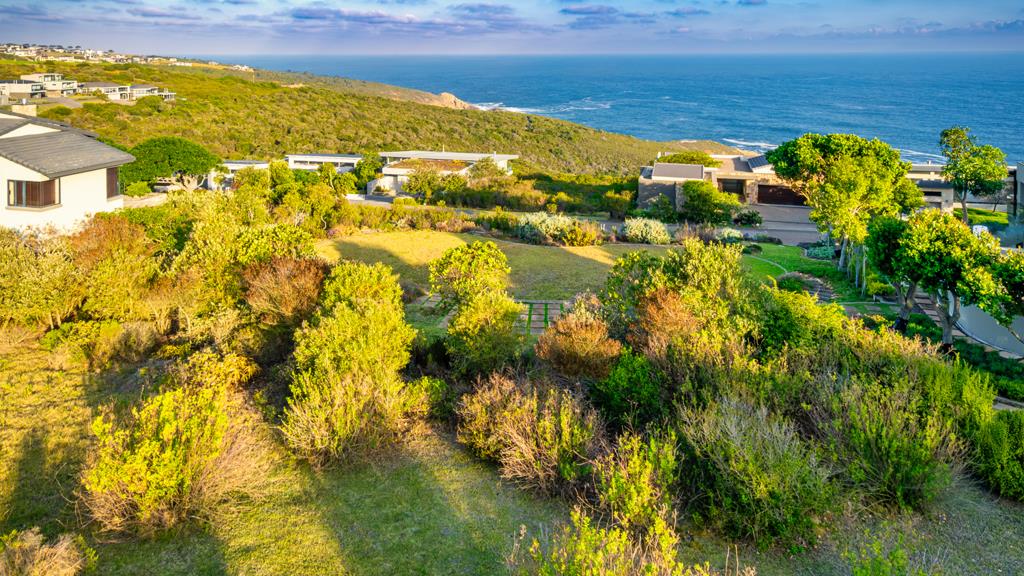 1 030 m² Land