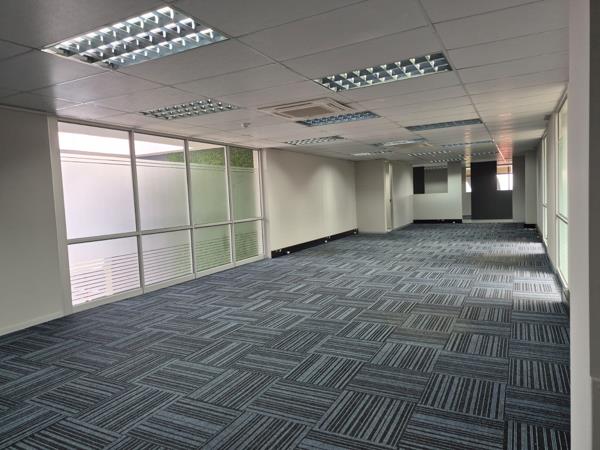 938  m² Commercial space