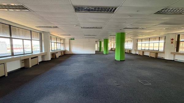 738 m² Commercial space