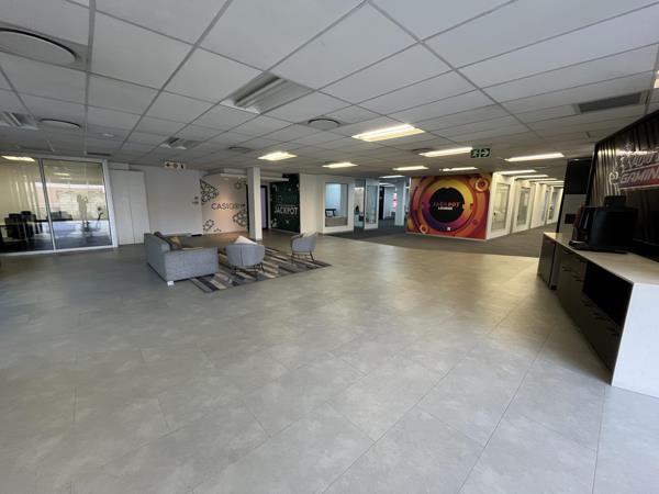 1 005  m² Commercial space