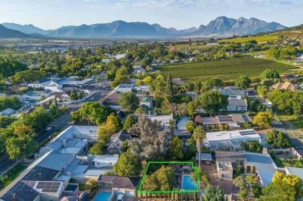 590 m² Land