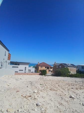 600 m² Land