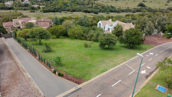 2 242 m² Land