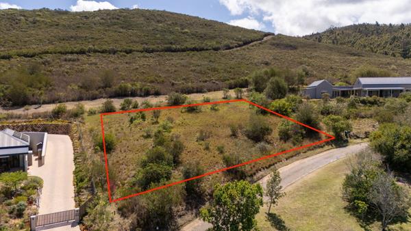1 990 m² Land