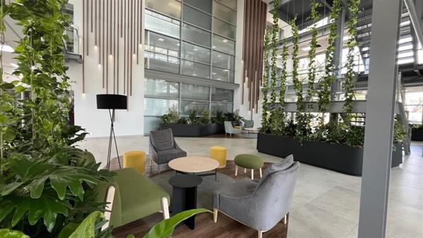 938 m² Commercial space