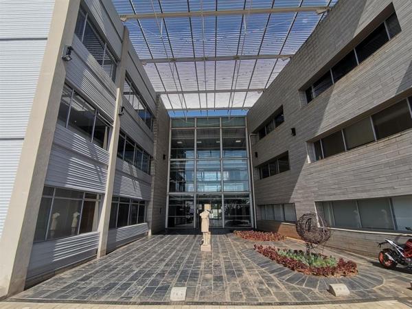 937 m² Commercial space