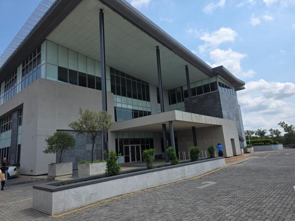 3 300  m² Commercial space