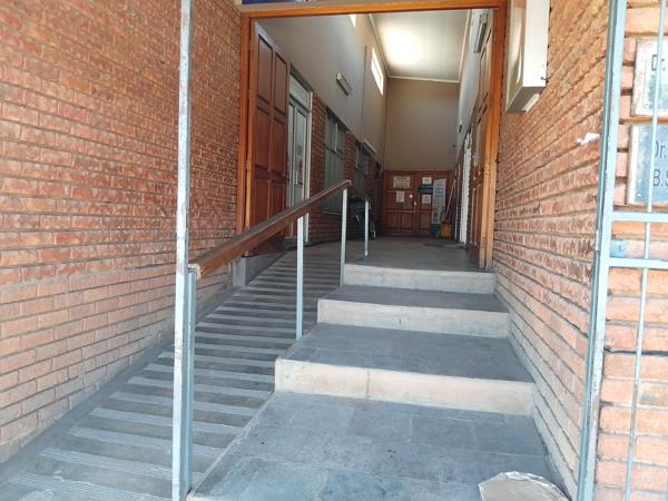 902  m² Commercial space