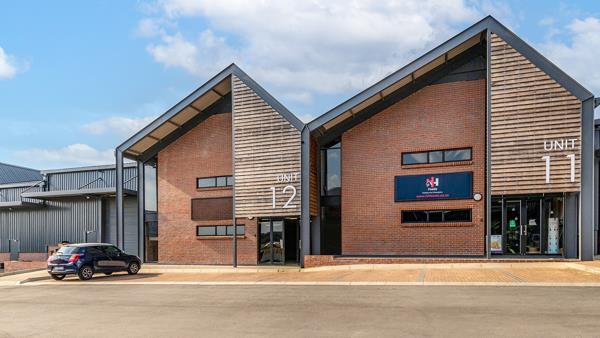 877 m² Commercial space