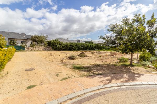 1 045 m² Land