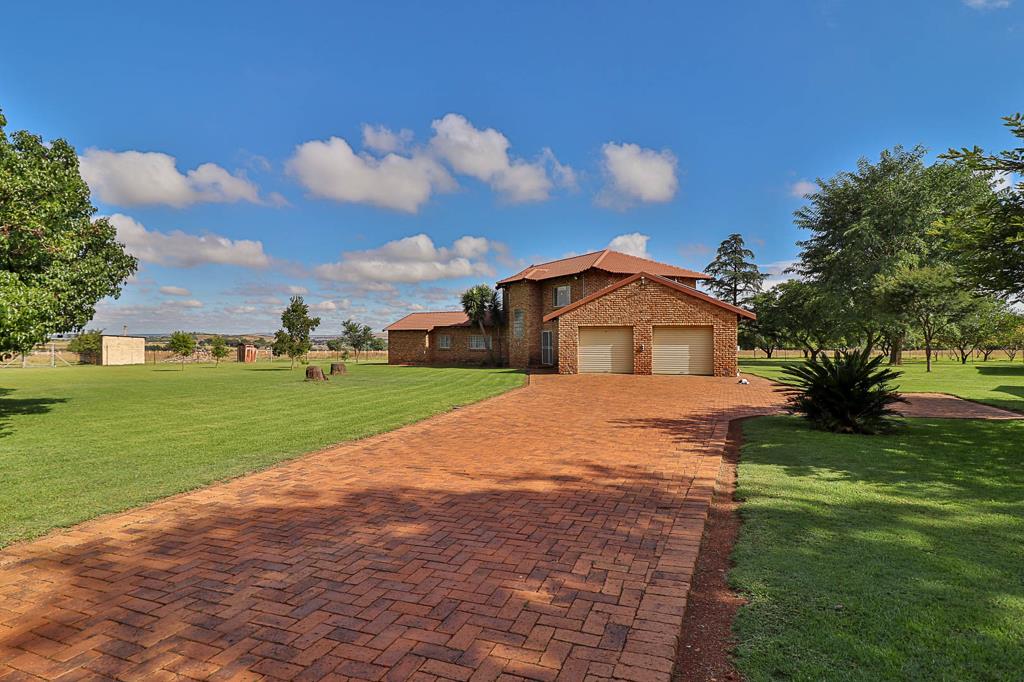 9.3 ha Smallholding