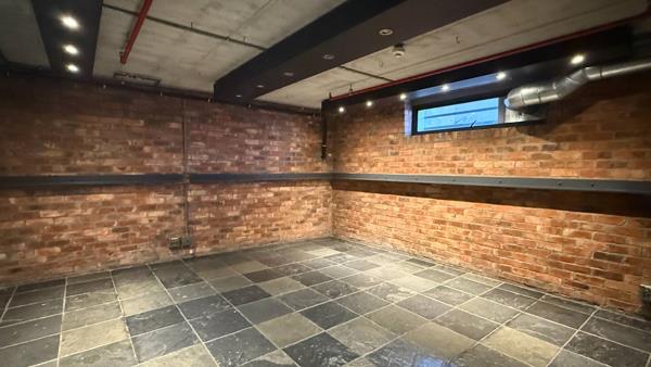 121 m² Retail Space