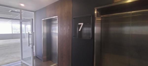 694 m² Commercial space