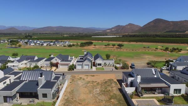 560 m² Land