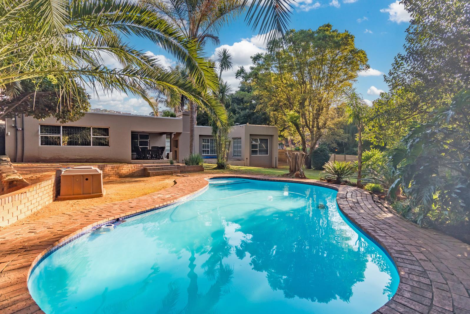 4 Bedroom House in Helderkruin