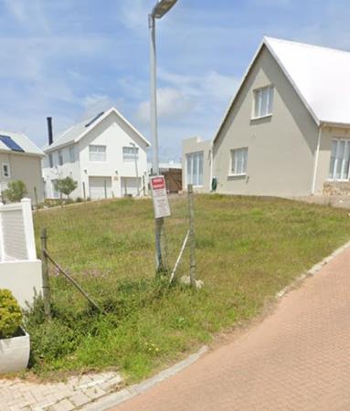 300 m² Land