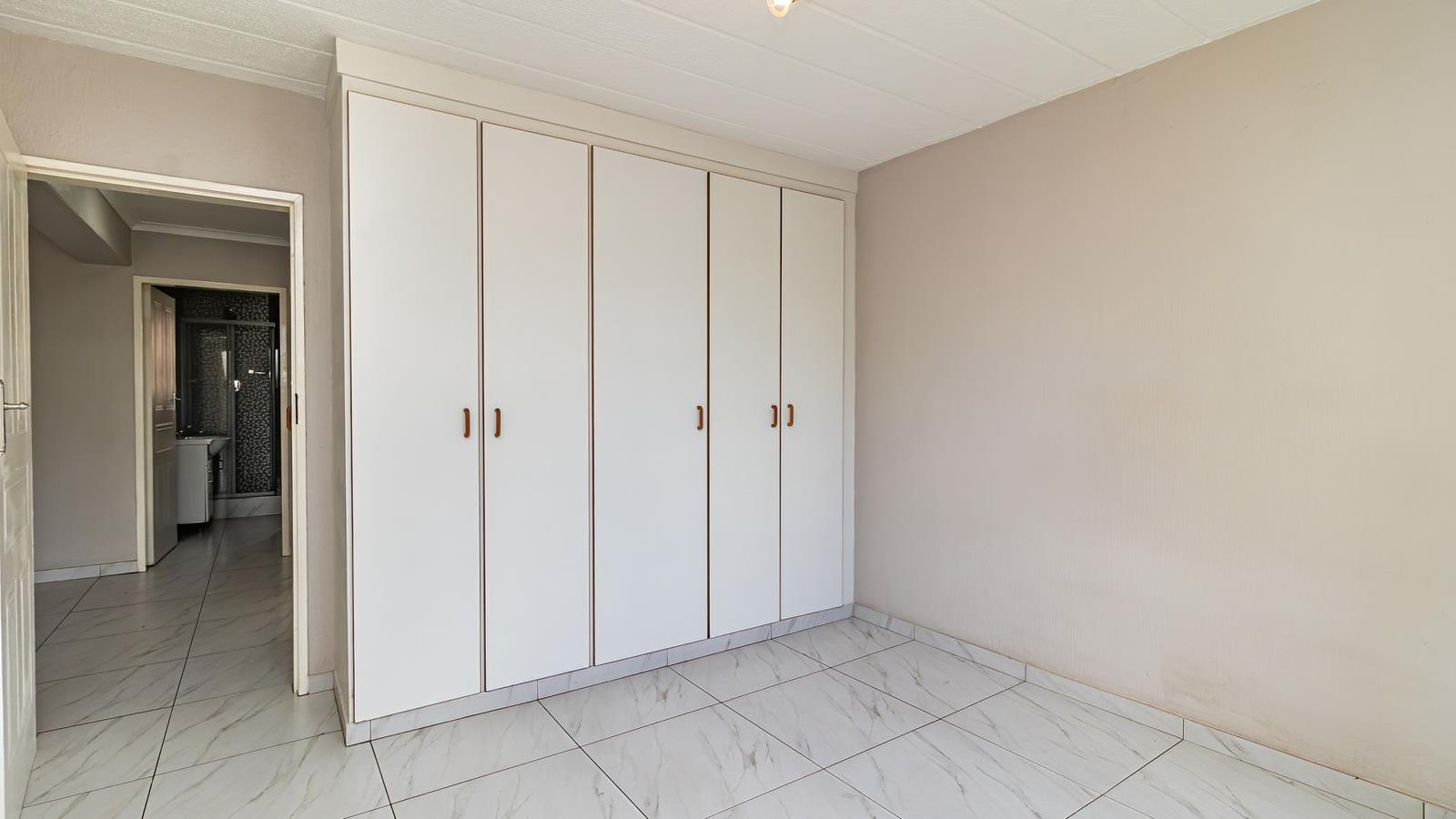 Apartment in Bedfordview, Oriel, Ekurhuleni Ward 20 - View 4