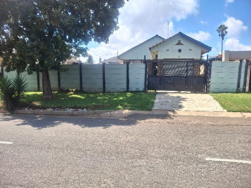 3 Bedroom House in Roodepoort West