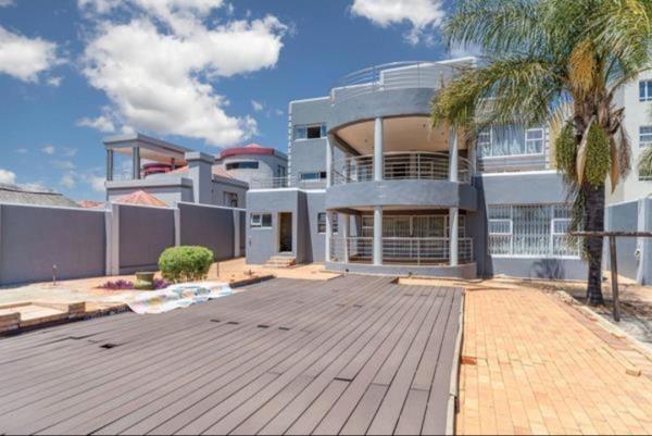 6 Bedroom House