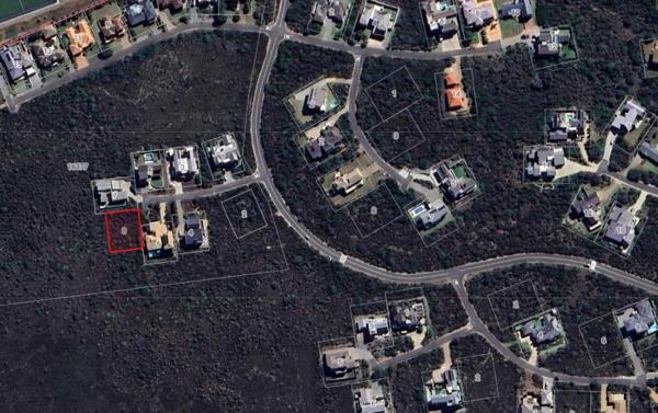 750 m² Land