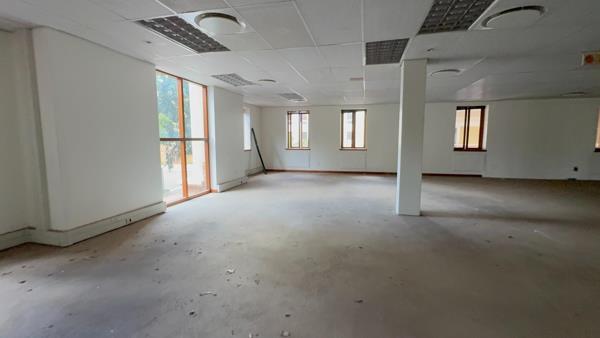 890 m² Office Space