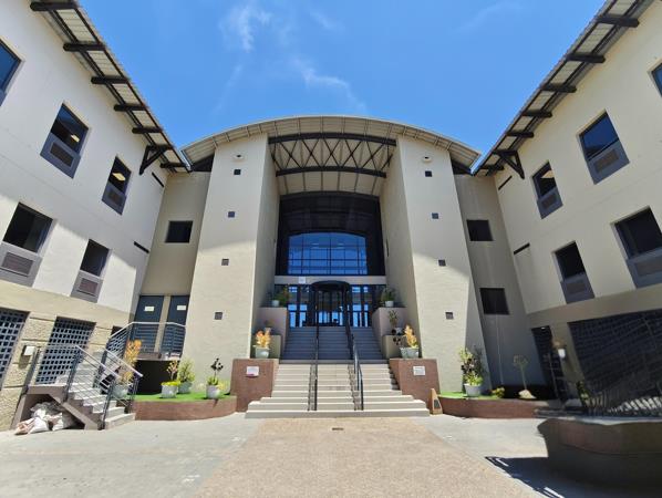 877 m² Commercial space