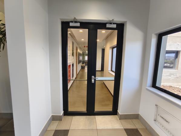 877 m² Commercial space