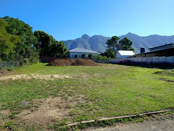 739 m² Land