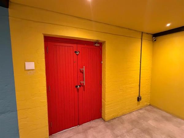 303 m² Office Space