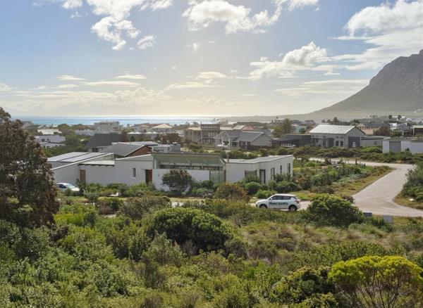 1 080 m² Land
