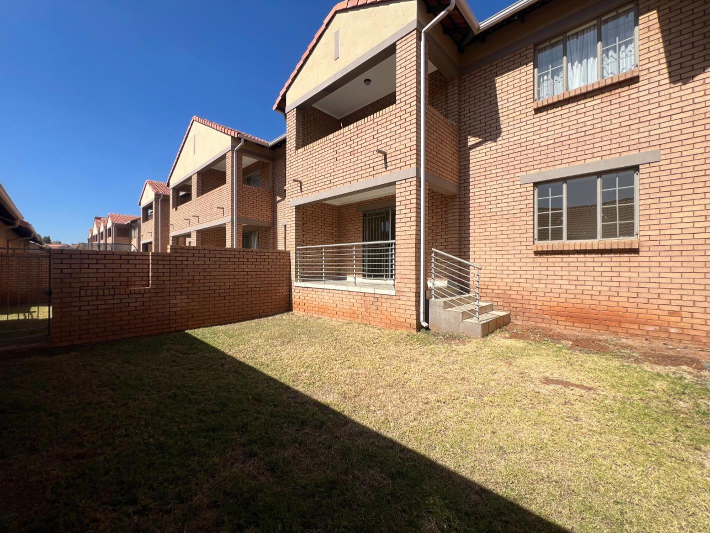 2 Bedroom Apartment in Mooikloof Ridge