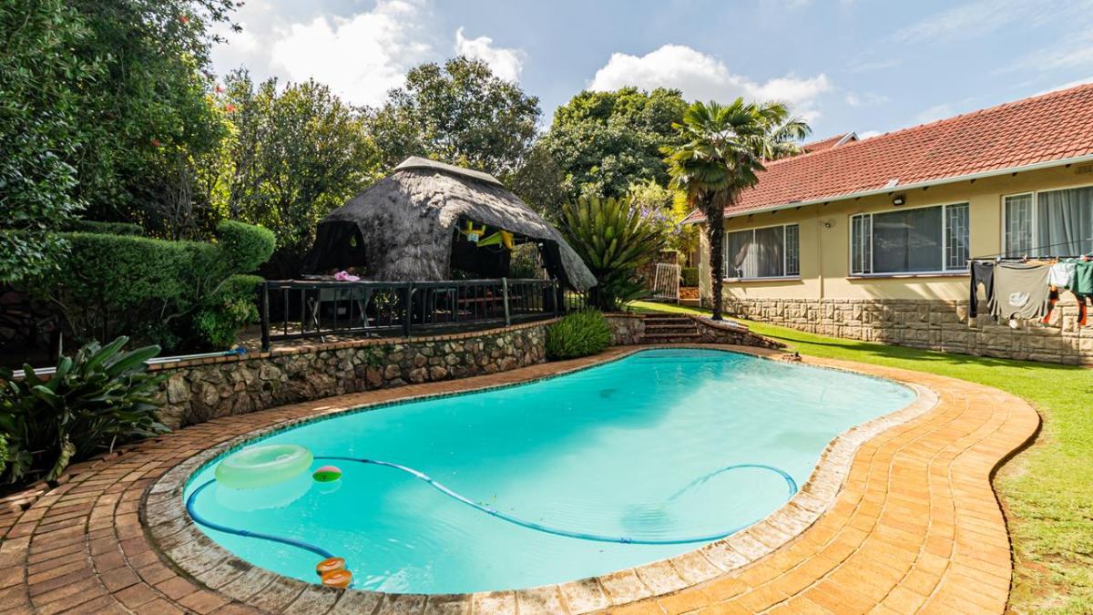 4 Bedroom House in Helderkruin