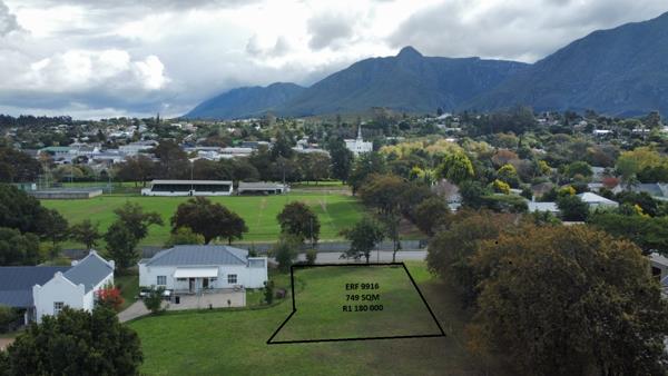 749 m² Land