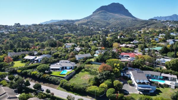 1 448 m² Land