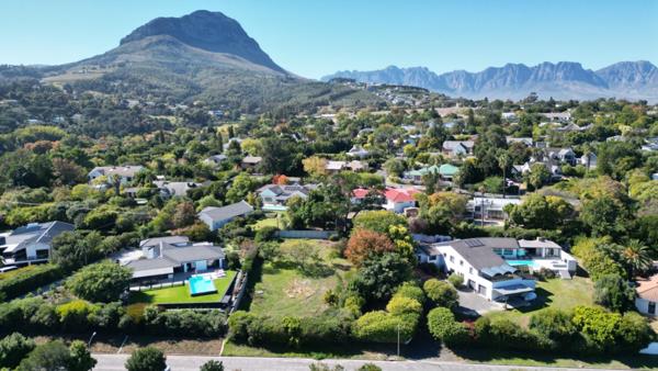 1 448 m² Land