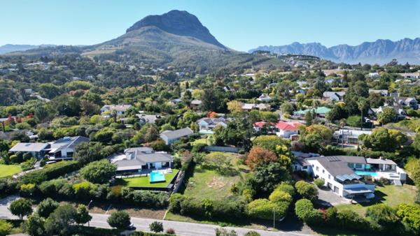 1 448 m² Land