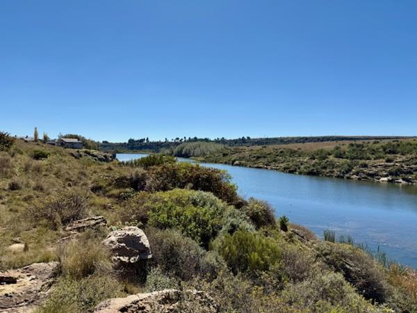 1 400 m² Land