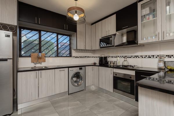 Apartment in Mondeor, Johannesburg South - View 4