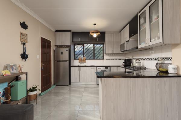 Apartment in Mondeor, Johannesburg South - View 5