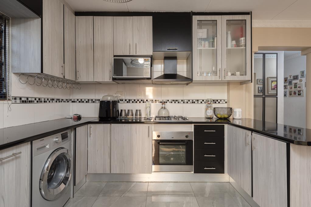 Apartment in Mondeor, Johannesburg South - View 3
