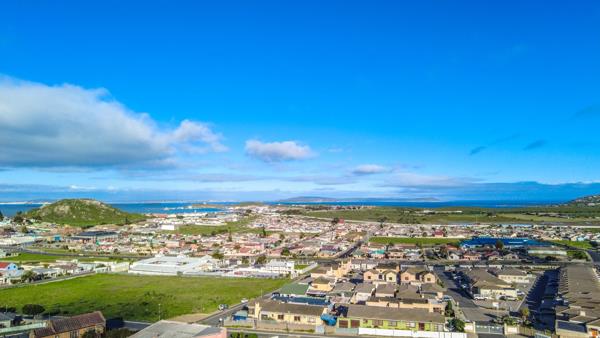 750 m² Land