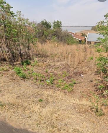 1 060 m² Land