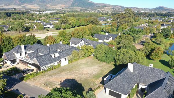1 065 m² Land