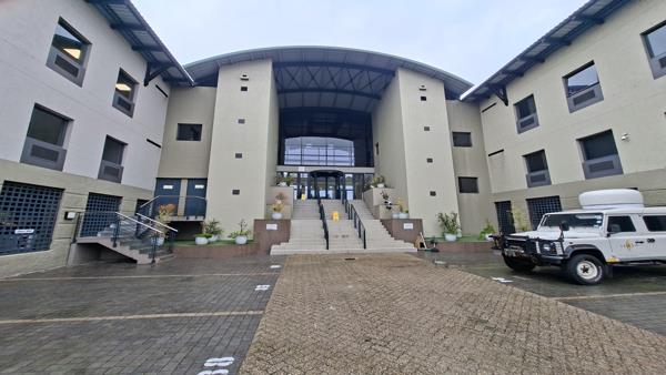 877 m² Commercial space