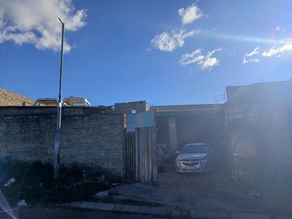 300 m² Land