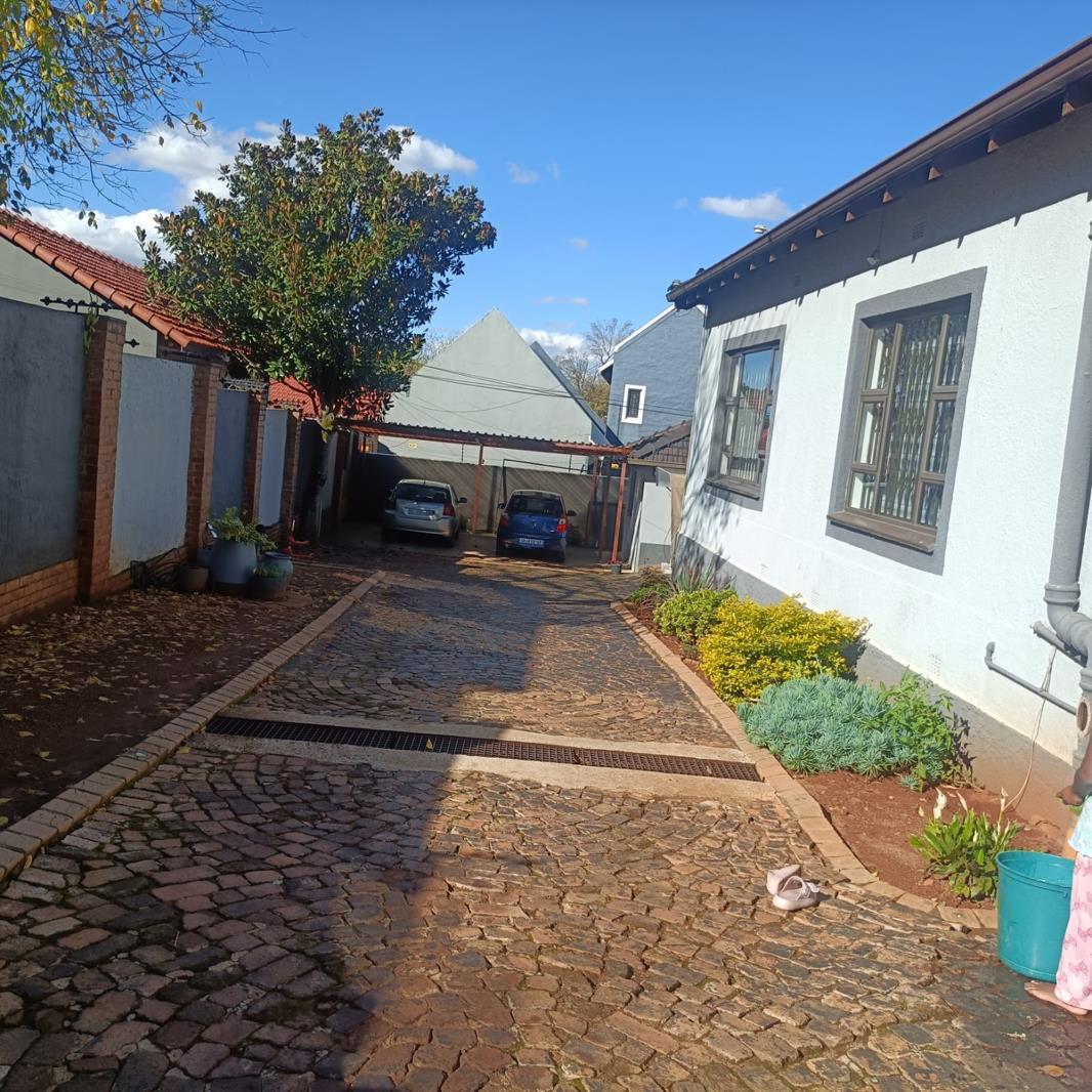 0.5 Bedroom Garden Cottage in Greenside