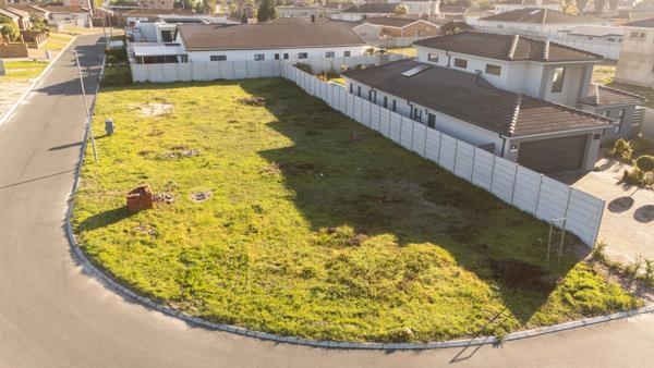 1 070 m² Land